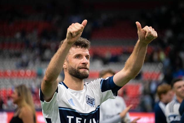 VANCOUVER, CANADA - SEPTEMBER 26: Thomas Muller of Vancouver Whitecaps FC acknowledges fan supporters and gives a thumbs up after the Major League Soccer match between Vancouver Whitecaps FC and DC United at BC Place Stadium on September 26, 2026 in Vancouver, British Columbia, Canada. Copyright: xAmyxElle SPPx Sportspressphoto_SPR240968