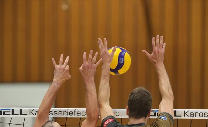 Germany, Kriftel, September 26, 2026; Volleyball, Hesse, 2nd Bundesliga Men s South 2026–2027; TuS Kriftel (red) vs. Keiler Volleys Stuttgart (black); Final score: 3–2; From left: Stock photo showing hands during a block; Sports: TuS Kriftel, Keiler Volleys Stuttgart