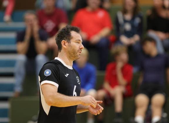Germany, Kriftel, September 26, 2026; Volleyball; Hesse; 2nd Bundesliga Men s South 2026–2027; TuS Kriftel (red) vs. Keiler Volleys Stuttgart (black); Final score: 3–2; from left: Felix Blume, TuS Kriftel No. 6; Sport TuS Kriftel Keiler Volleys Stuttgart