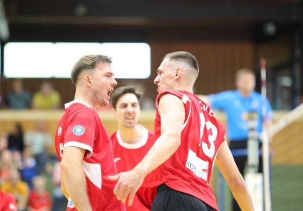 Germany, Kriftel, September 26, 2026; Volleyball, Hesse, 2nd Bundesliga Men’s South 2026–2027; TuS Kriftel (red) vs. Keiler Volleys Stuttgart (black); Final score: 3–2; from left: Jannik Weber, TuS Kriftel No. 7, Pascal Eichler, TuS Kriftel No. 13; Sports: TuS Kriftel, Keiler Volleys Stuttgart