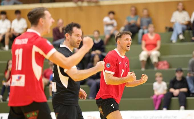 Germany, Kriftel, September 26, 2026; Volleyball, Hesse, 2nd Bundesliga Men s South 2026–2027; TuS Kriftel (red) vs. Keiler Volleys Stuttgart (black); Final score: 3–2; from left: Jannik Weber, TuS Kriftel No. 7; Sport TuS Kriftel Keiler Volleys Stuttgart