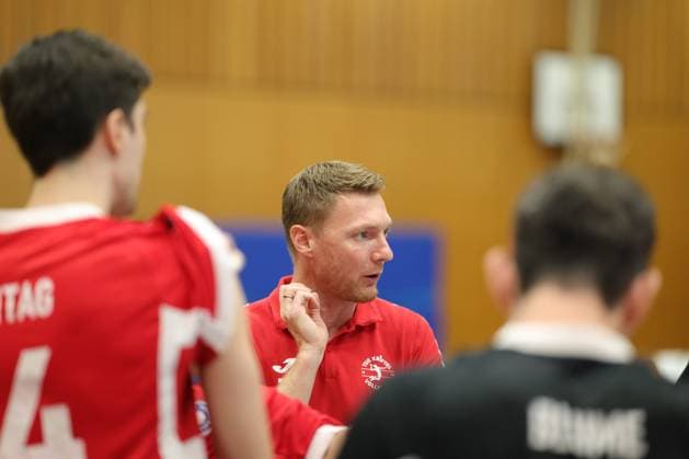 Germany, Kriftel, September 26, 2026; Volleyball, Hesse 2nd Bundesliga Men s South 2026–2027; TuS Kriftel (red) vs. Keiler Volleys Stuttgart (black); Final score: 3–2; from left: Coach Tim Schön, TuS Kriftel, Sport TuS Kriftel, Keiler Volleys Stuttgart