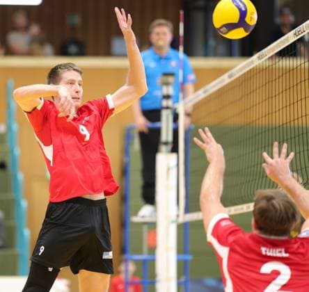 Germany, Kriftel, September 26, 2026; Volleyball; Hesse; 2nd Bundesliga Men’s South 2026–2027; TuS Kriftel (red) vs. Keiler Volleys Stuttgart (black); Final score: 3–2; from left: Hendrik Jung, TuS Kriftel, No. 9, Tobias Thiel, TuS Kriftel No. 2; Sport: TuS Kriftel, Keiler Volleys Stuttgart