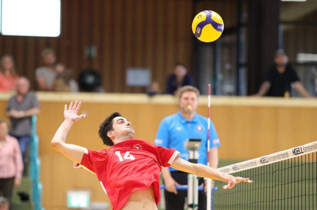 Germany, Kriftel, September 26, 2026; Volleyball, Hesse, 2nd Bundesliga Men s South 2026–2027; TuS Kriftel (red) vs. Keiler Volleys Stuttgart (black); Final score: 3–2; from left: David Freitag, TuS Kriftel No. 14; Sports: TuS Kriftel, Keiler Volleys Stuttgart