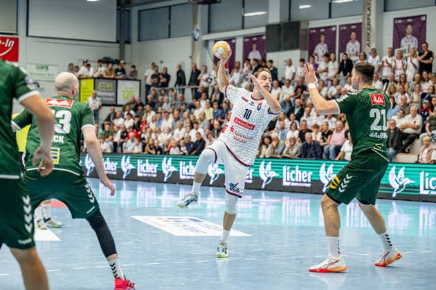 2 Handball Bundesliga: TV Hüttenberg vs. GWD Minden, September 26, 2026; Paul Ohl (TV Hüttenberg), 10; Mika Sajenev (GWD Minden), 21; 2 Handball Bundesliga: TV Hüttenberg vs. GWD Minden, Hüttenberg, September 26, 2026 Copyright: xBEAUTIFULxSPORTS Roeczeyx
