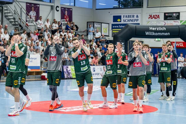 2 Handball Bundesliga TV Hüttenberg vs. GWD Minden, September 26, 2026 Ian Weber, GWD Minden, age 13, and the GWD Minden team as they enter the Hüttenberg Sports Center 2 Handball Bundesliga TV Hüttenberg vs. GWD Minden, Hüttenberg, September 26, 2026 Copyright: xBEAUTIFULxSPORTS Roeczeyx
