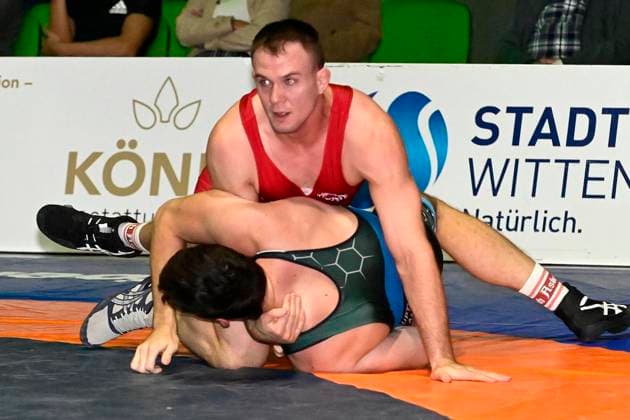 Wrestling Bundesliga: KSV Witten vs. ASV Urloffen in Witten ** FOR EDITORIAL USE ONLY ** EDITORIAL USE ONLY ** p Nico Brunner from Witten, in red, wrestles against Raphael Langenecker from Urloffen, in blue, in the Bundesliga wrestling match, KSV Witten 07 vs. ASV Urloffen on September 26, 2026, at the Husemannhalle, Ardeystraße 98, Witten, Germany (North Rhine-Westphalia). Copyright JürgenxTheobald Copyright: JürgenxTheobald doc87s5bf0r0zth3jd3hhv ,EDITORIAL USE ONLY Copyright: JürgenxTheobald