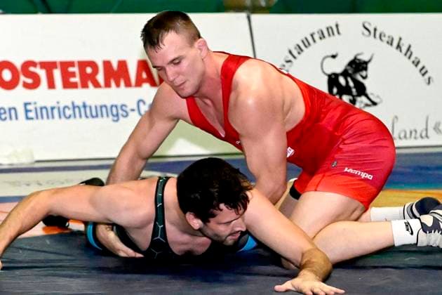Wrestling Bundesliga: KSV Witten vs. ASV Urloffen in Witten ** FOR EDITORIAL USE ONLY ** EDITORIAL USE ONLY ** p Nico Brunner from Witten, in red, wrestles against Raphael Langenecker from Urloffen, in blue, in the Bundesliga wrestling match, KSV Witten 07 vs. ASV Urloffen on September 26, 2026, at the Husemannhalle, Ardeystraße 98, Witten, Germany (North Rhine-Westphalia). Copyright JürgenxTheobald Copyright: JürgenxTheobald doc87s5bfa9g5ja2gtwqcf ,EDITORIAL USE ONLY Copyright: JürgenxTheobald