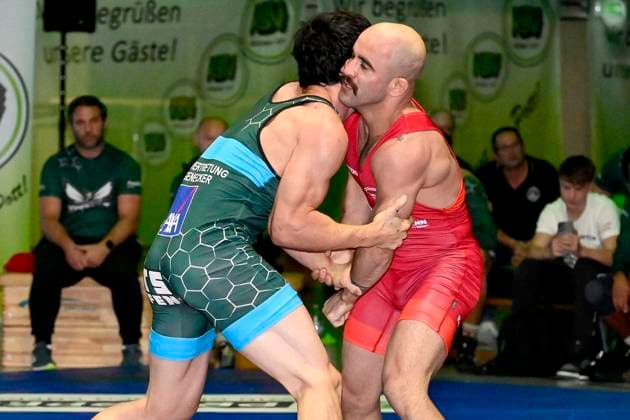 Wrestling Bundesliga: KSV Witten vs. ASV Urloffen in Witten ** FOR EDITORIAL USE ONLY ** EDITORIAL USE ONLY ** p Milad Fuladi Aloutsche from Witten, in red, wrestles against Nika Korshia from Urloffen, in blue, in the Bundesliga wrestling match, KSV Witten 07 vs. ASV Urloffen on September 26, 2026, at the Husemannhalle, Ardeystraße 98, Witten, Germany (North Rhine-Westphalia). Copyright JürgenxTheobald Copyright: JürgenxTheobald doc87s5bfkcu0kot1lbhca ,EDITORIAL USE ONLY Copyright: JürgenxTheobald