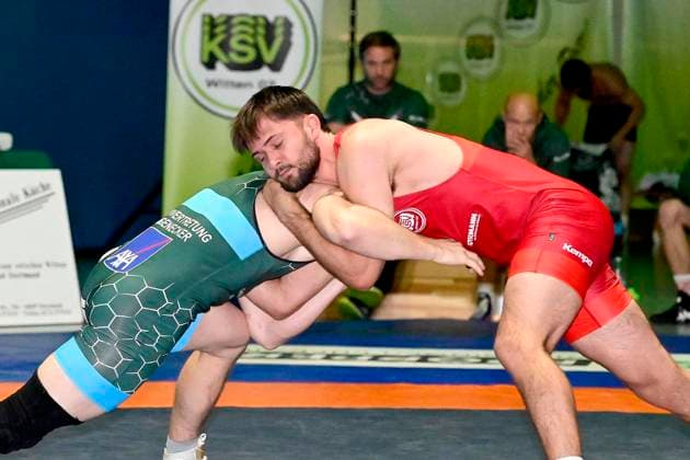 Wrestling Bundesliga: KSV Witten vs. ASV Urloffen in Witten ** FOR EDITORIAL USE ONLY ** EDITORIAL USE ONLY ** p Gregor Eigenbrodt from Witten, in red, competes against Josyhua Knosp from Urloffen, in blue, in the Bundesliga wrestling match, KSV Witten 07 vs. ASV Urloffen on September 26, 2026, at the Husemannhalle, Ardeystraße 98, Witten, Germany (North Rhine-Westphalia). Copyright JürgenxTheobald Copyright: JürgenxTheobald doc87s5bfqqpxf6w1iwhe2 ,EDITORIAL USE ONLY Copyright: JürgenxTheobald