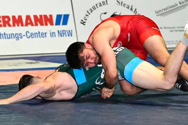 Wrestling Bundesliga: KSV Witten vs. ASV Urloffen in Witten ** FOR EDITORIAL USE ONLY ** EDITORIAL USE ONLY ** p Gregor Eigenbrodt from Witten, in red, competes against Josyhua Knosp from Urloffen, in blue, in the Bundesliga wrestling match, KSV Witten 07 vs. ASV Urloffen on September 26, 2026, at the Husemannhalle, Ardeystraße 98, Witten, Germany (North Rhine-Westphalia). Copyright JürgenxTheobald Copyright: JürgenxTheobald doc87s5bh3q54onxxl8q1o ,EDITORIAL USE ONLY Copyright: JürgenxTheobald