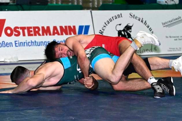 Wrestling Bundesliga: KSV Witten vs. ASV Urloffen in Witten ** FOR EDITORIAL USE ONLY ** EDITORIAL USE ONLY ** p Gregor Eigenbrodt from Witten, in red, competes against Josyhua Knosp from Urloffen, in blue, in the Bundesliga wrestling match, KSV Witten 07 vs. ASV Urloffen on September 26, 2026, at the Husemannhalle, Ardeystraße 98, Witten, Germany (North Rhine-Westphalia). Copyright JürgenxTheobald Copyright: JürgenxTheobald doc87s5bhbrcbb1c9bw2hgc ,EDITORIAL USE ONLY Copyright: JürgenxTheobald