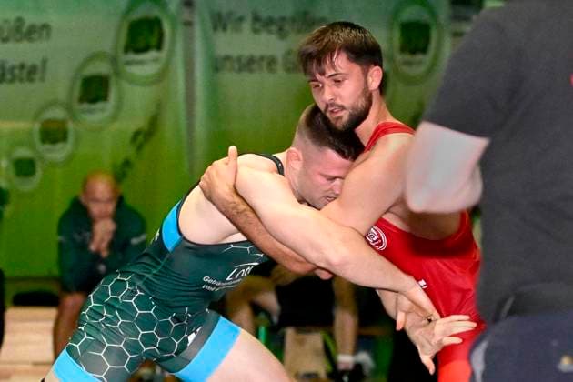 Wrestling Bundesliga: KSV Witten vs. ASV Urloffen in Witten ** FOR EDITORIAL USE ONLY ** EDITORIAL USE ONLY ** p Gregor Eigenbrodt from Witten, in red, competes against Josyhua Knosp from Urloffen, in blue, in the Bundesliga wrestling match, KSV Witten 07 vs. ASV Urloffen on September 26, 2026, at the Husemannhalle, Ardeystraße 98, Witten, Germany (North Rhine-Westphalia). Copyright JürgenxTheobald Copyright: JürgenxTheobald doc87s5bhk4gyp1406x6qcf ,EDITORIAL USE ONLY Copyright: JürgenxTheobald
