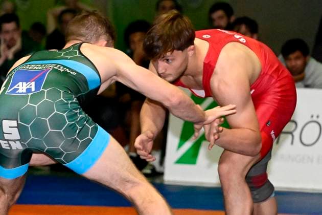 Wrestling Bundesliga: KSV Witten vs. ASV Urloffen in Witten ** FOR EDITORIAL USE ONLY ** EDITORIAL USE ONLY ** p Hisir Ozdoev from Witten, in red, wrestles against Stefan Käppeler from Urloffen, in blue, in the Bundesliga wrestling match, KSV Witten 07 vs. ASV Urloffen on September 26, 2026, at the Husemannhalle, Ardeystraße 98, Witten, Germany (North Rhine-Westphalia). Copyright JürgenxTheobald Copyright: JürgenxTheobald doc87s5bhmlz7d187p03rkf ,EDITORIAL USE ONLY Copyright: JürgenxTheobald