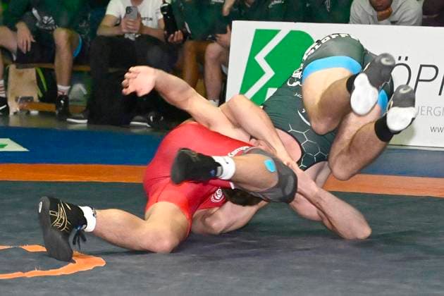Wrestling Bundesliga: KSV Witten vs. ASV Urloffen in Witten ** FOR EDITORIAL USE ONLY ** EDITORIAL USE ONLY ** p Hisir Ozdoev from Witten, in red, wrestles against Stefan Käppeler from Urloffen, in blue, in the Bundesliga wrestling match, KSV Witten 07 vs. ASV Urloffen on September 26, 2026, at the Husemannhalle, Ardeystraße 98, Witten, Germany (North Rhine-Westphalia). Copyright JürgenxTheobald Copyright: JürgenxTheobald doc87s5bhuir8j13z617hhv ,EDITORIAL USE ONLY Copyright: JürgenxTheobald