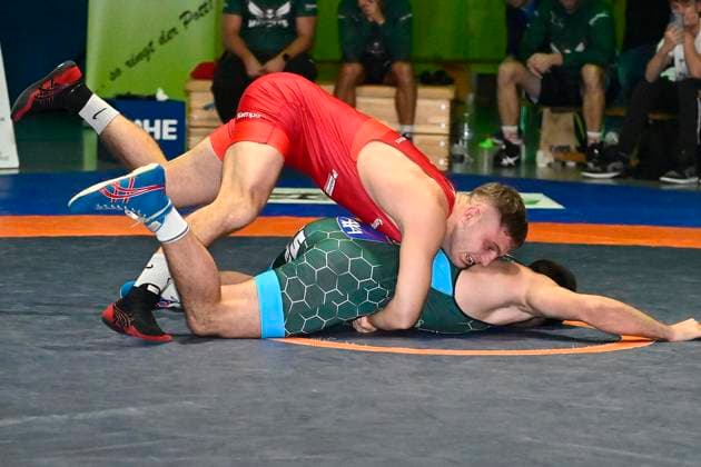 Wrestling Bundesliga: KSV Witten vs. ASV Urloffen in Witten ** FOR EDITORIAL USE ONLY ** EDITORIAL USE ONLY ** p Nico Brunner from Witten, in red, competes against Raphael Langenecker from Urloffen, in blue, in the Bundesliga wrestling match, KSV Witten 07 vs. ASV Urloffen on September 26, 2026, at the Husemannhalle, Ardeystraße 98, Witten, Germany (North Rhine-Westphalia, Witten). Copyright JürgenxTheobald Copyright: JürgenxTheobald doc87s5ccpj487pi0fih52 ,EDITORIAL USE ONLY Copyright: JürgenxTheobald