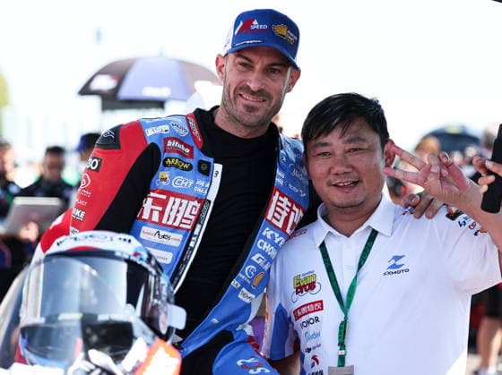 (260927) -- CREMONA, Sept. 27, 2026 -- Valentin Debise (L) of EASTROC ZXMOTO Evan Bros Factory and Zhang Xue, founder of ZXMOTO pose for photos before the Race 1 of WorldSSP at the FIM Supersport World Championship, WM, Weltmeisterschaft Italian Round Cremona Circuit, Italy, Sept. 27, 2026. ) (SP)ITALY-CREMONA-WSBK-WORLDSSP-RACE 1 LixJing 
