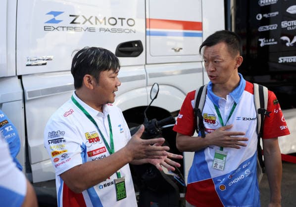 (260927) -- CREMONA, Sept. 27, 2026 -- Zhang Xue (L), founder of ZXMOTO talks with his team member before the Race 1 of WorldSSP at the FIM Supersport World Championship, WM, Weltmeisterschaft Italian Round Cremona Circuit, Italy, Sept. 27, 2026. ) (SP)ITALY-CREMONA-WSBK-WORLDSSP-RACE 1 LixJing 