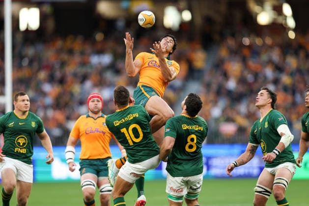 RUGBY UNION AUSTRALIA SOUTH AFRICA, Joseph-Aukuso Suaalii of the Wallabies attempts to catch the ball over Handre Pollard of the Springboks during the international rugby test match between the Australian Wallabies and South Africa at Optus Stadium in Perth, Sunday, September 27, 2026. ( NO ARCHIVING, EDITORIAL USE ONLY PERTH Western Australia Australia  Copyright: xTravisxHaytox 20260927135543704940