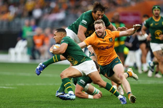 RUGBY UNION AUSTRALIA SOUTH AFRICA, Ryan Lonergan of the Wallabies attempts to tackle Herschel Jantjies of the Springboks during the international rugby test match between the Australian Wallabies and South Africa at Optus Stadium in Perth, Sunday, September 27, 2026. ( NO ARCHIVING, EDITORIAL USE ONLY PERTH Western Australia Australia  Copyright: xTravisxHaytox 20260927153652633769