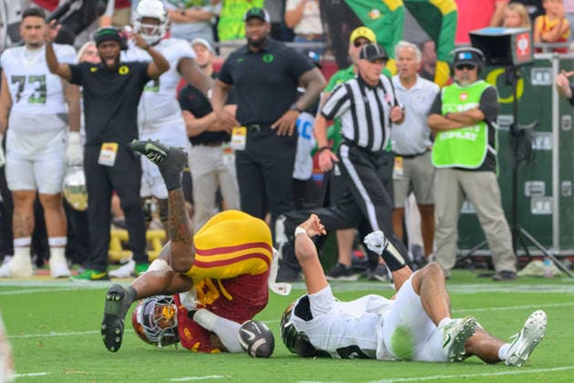 September 26, 2026, Los Angeles, California, USA: 5 Dante Moore, QB of the Oregon Ducks is tackled by 8 Desman Stephens II, LB during a BIG 10 football game against the USC Trojans on Saturday September 26, 2026 at the Los Angeles Memorial Coliseum in Los Angeles, California. Stephens was ejected for targeting. Moore was taken to L.A. General for evaluation. Trojans lose to Ducks, 41-27. MARK HAMMOND BNS PI Los Angeles USA - ZUMAp124 20260926_zaa_p124_082 Copyright: xJavierxRojasx