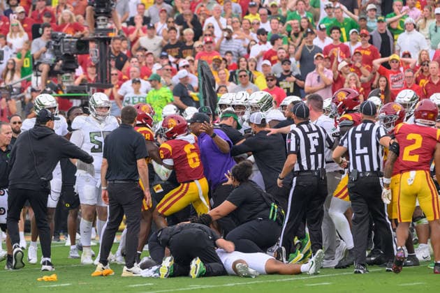 September 26, 2026, Los Angeles, California, USA: A shoving match developed between the teams after a hit on 5 Dante Moore, QB of the Oregon Ducks, as he was attended to by the medical team after being tackled by 8 Desman Stephens II, LB, during a Big Ten football game against the USC Trojans on Saturday, September 26, 2026, at the Los Angeles Memorial Coliseum in Los Angeles, California. Stephens was ejected for targeting. Moore was taken to L.A. General for evaluation. Trojans lose to Ducks, 41-27. MARK HAMMOND BNS PI Los Angeles USA - ZUMAp124 20260926_zaa_p124_084 Copyright: xJavierxRojasx