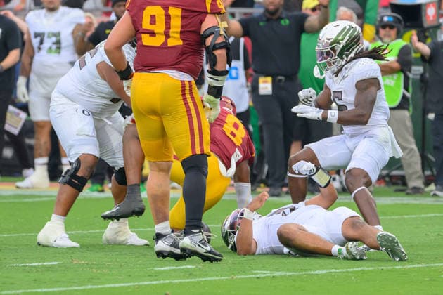 September 26, 2026, Los Angeles, California, USA: 5 Dante Moore, QB of the Oregon Ducks is tackled by 8 Desman Stephens II, LB during a BIG 10 football game against the USC Trojans on Saturday September 26, 2026 at the Los Angeles Memorial Coliseum in Los Angeles, California. Stephens was ejected for targeting. Moore was taken to L.A. General for evaluation. Trojans lose to Ducks, 41-27. MARK HAMMOND BNS PI Trojans Lose To Ducks, 41-27  - ZUMAp124 20260926_zaa_p124_083 Copyright: xJavierxRojasx