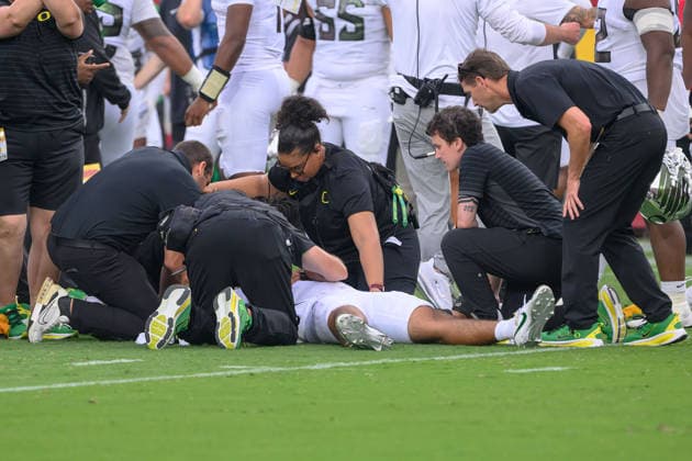 September 26, 2026, Los Angeles, California, USA: 5 Dante Moore, QB of the Oregon Ducks is attended by the medical team after being tackled by 8 Desman Stephens II, LB during a BIG 10 football game against the USC Trojans on Saturday September 26, 2026 at the Los Angeles Memorial Coliseum in Los Angeles, California. Stephens was ejected for targeting. Moore was taken to L.A. General for evaluation. Trojans lose to Ducks, 41-27. MARK HAMMOND BNS PI Los Angeles USA - ZUMAp124 20260926_zaa_p124_092 Copyright: xJavierxRojasx