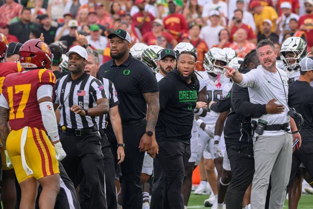 September 26, 2026, Los Angeles, California, USA: Oregon Ducks head coach Dan Lanning is held back by staff after a confrontation between players following a hit on 5 Dante Moore during a Big Ten football game against the USC Trojans on Saturday, September 26, 2026, at the Los Angeles Memorial Coliseum in Los Angeles, California.Trojans lose to Ducks, 41-27. MARK HAMMOND BNS PI Trojans Lose To Ducks, 41-27  - ZUMAp124 20260926_zaa_p124_087 Copyright: xJavierxRojasx