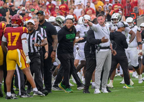 September 26, 2026, Los Angeles, California, USA: Oregon Ducks head coach Dan Lanning is held back by staff after a confrontation between players following a hit on 5 Dante Moore during a Big Ten football game against the USC Trojans on Saturday, September 26, 2026, at the Los Angeles Memorial Coliseum in Los Angeles, California.Trojans lose to Ducks, 41-27. MARK HAMMOND BNS PI Trojans Lose To Ducks, 41-27  - ZUMAp124 20260926_zaa_p124_088 Copyright: xJavierxRojasx