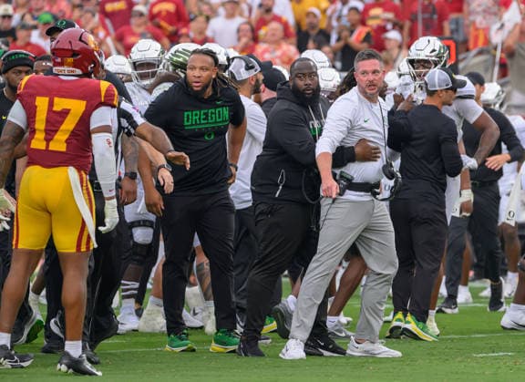 September 26, 2026, Los Angeles, California, USA: Oregon Ducks head coach Dan Lanning is held back by staff after a confrontation between players following a hit on 5 Dante Moore during a Big Ten football game against the USC Trojans on Saturday, September 26, 2026, at the Los Angeles Memorial Coliseum in Los Angeles, California.Trojans lose to Ducks, 41-27. MARK HAMMOND BNS PI Trojans Lose To Ducks, 41-27  - ZUMAp124 20260926_zaa_p124_089 Copyright: xJavierxRojasx