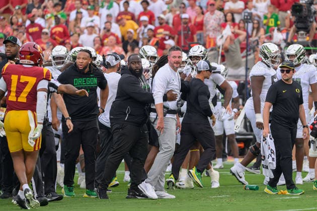 September 26, 2026, Los Angeles, California, USA: Oregon Ducks head coach Dan Lanning is held back by staff after a confrontation between players following a hit on 5 Dante Moore during a Big Ten football game against the USC Trojans on Saturday, September 26, 2026, at the Los Angeles Memorial Coliseum in Los Angeles, California.Trojans lose to Ducks, 41-27. MARK HAMMOND BNS PI Trojans Lose To Ducks, 41-27  - ZUMAp124 20260926_zaa_p124_090 Copyright: xJavierxRojasx