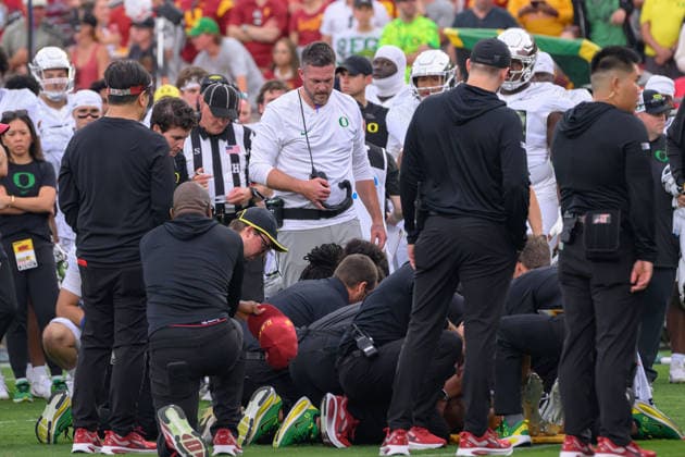 September 26, 2026, Los Angeles, California, USA: Head coach, Dan Lanning of the Oregon Ducks looks on as 5 Dante Moore, QB is attended by the medical team after being tackled by 8 Desman Stephens II, LB of the USC Trojans during a BIG 10 football game on Saturday September 26, 2026 at the Los Angeles Memorial Coliseum in Los Angeles, California. Stephens was ejected for targeting. Moore was taken to L.A. General for evaluation. Trojans lose to Ducks, 41-27. MARK HAMMOND BNS PI Trojans Lose To Ducks, 41-27  - ZUMAp124 20260926_zaa_p124_093 Copyright: xJavierxRojasx