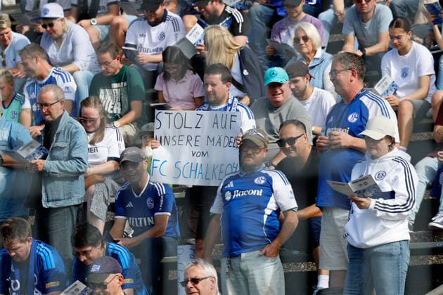 Soccer I Women s Soccer I 2026–2027 Season I DFB Cup I FC Schalke 04 vs. SGS Essen I September 27, 2026 Schalke 04 fan holding a sign at the Parkstadion in Gelsenkirchen, North Rhine-Westphalia, Germany Copyright: xLobeca CedricxSiefkerx