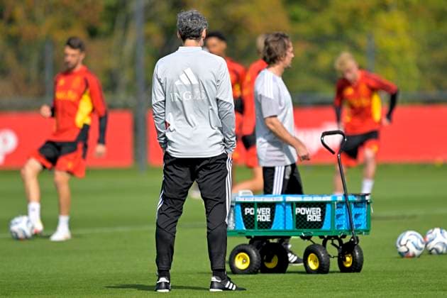 Belgium v France - UEFA Nations League 2026 Media Activities 27 09 2026 TUBEKE, BELGIUM - SEPTEMBER 27 : Van Bommel Mark head coach of Belgium during a training session ahead of the UEFA Nations League tournament league phase matchday 2 group A1 match between Belgium and France on September 27, 2026 in Tubeke, Belgium, 27 09 2026 Tubeke Belgium  Copyright: xSesx