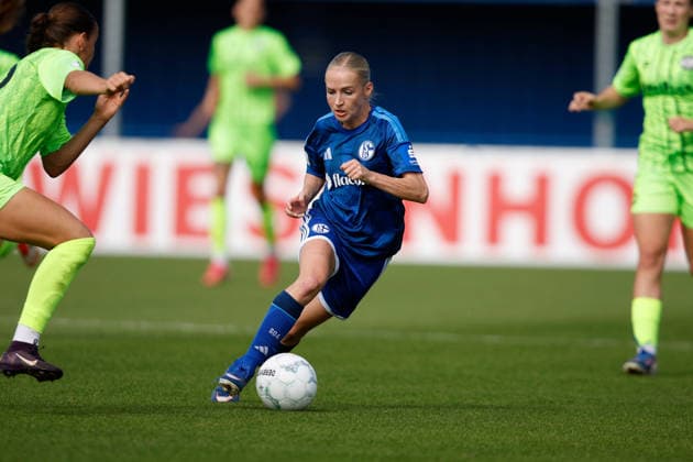 Soccer Women 2026–2027 Season DFB Cup FC Schalke 04 vs. SGS Essen September 27, 2026 Nathalie Bollmann 2, FC Schalke 04 in possession and dribbling; isolated shot, close-up, portrait, single photo, single frame, body; Gelsenkirchen, Parkstadion, North Rhine-Westphalia, Germany Copyright: xLobeca CedricxSiefkerx