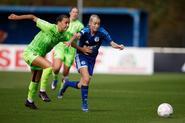 Soccer I Women s I 2026–2027 Season I DFB Cup I FC Schalke 04 vs. SGS Essen I September 27, 2026 Selina Albrecht 19, SGS Essen in a tackle with Nathalie Bollmann 2, FC Schalke 04, Gelsenkirchen, Parkstadion, North Rhine-Westphalia, Germany Copyright: xLobeca CedricxSiefkerx