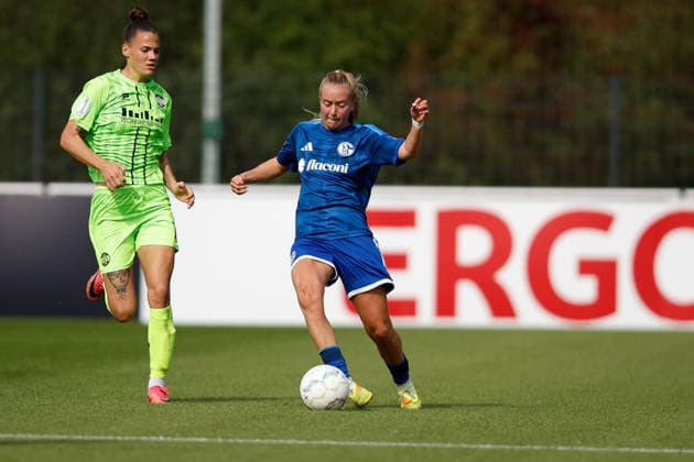 Soccer I Women s Soccer I 2026–2027 Season I DFB Cup I FC Schalke 04 vs. SGS Essen I September 27, 2026 Nele Schmidt, 19, FC Schalke 04 plays a pass with the outside of the foot at Gelsenkirchen Parkstadion, North Rhine-Westphalia, Germany Copyright: xLobeca CedricxSiefkerx