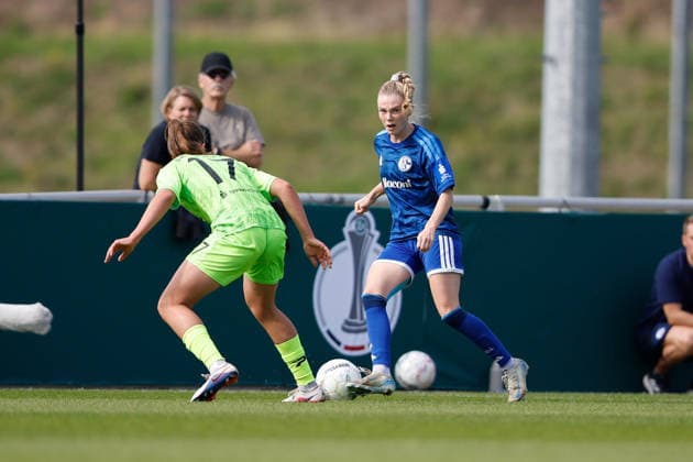 Soccer I Women s I 2026–2027 Season I DFB Cup I FC Schalke 04 vs. SGS Essen I September 27, 2026 Karla Brinkmann 17, SGS Essen, and Jolina Opladen 11, FC Schalke 04 in a tackle Gelsenkirchen Parkstadion North Rhine-Westphalia Germany Copyright: xLobeca CedricxSiefkerx