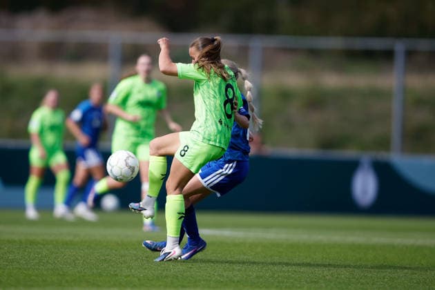 Soccer I Women s I 2026–2027 Season I DFB Cup I FC Schalke 04 vs. SGS Essen I September 27, 2026 Antonia Baaß 8, SGS Essen and Nathalie Bollmann 2, FC Schalke 04 in a tackle at Gelsenkirchen’s Parkstadion, North Rhine-Westphalia, Germany Copyright: xLobeca CedricxSiefkerx