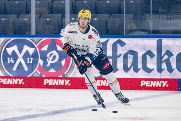 Robin Van Calster, Löwen Frankfurt, age 19, during the warm-up (GER), EHC Red Bull Munich vs. Löwen Frankfurt, ice hockey, DEL, 2026–2027 season, Matchday 4, September 27, 2026. Photo by HMB Media, Heike Feiner Copyright: HMBxMedia HeikexFeiner