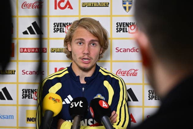 STOCKHOLM, SWEDEN 20260927 Sebastian Nanasi in the mixed zone after a press conference with the national soccer team at Bosön, ahead of Monday s Nations League match against Poland STOCKHOLM SWEDEN x10040x  Copyright: xAndersxWiklund TTx FOTBOLLSLANDSLAGET PRESSTRÄFF