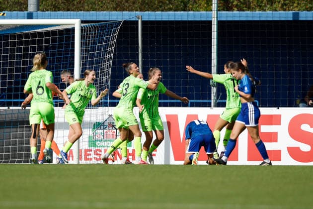 Soccer I Women s I 2026–2027 Season I DFB Cup I FC Schalke 04 vs. SGS Essen I September 27, 2026 Karla Brinkmann 17, SGS Essen celebrates with their team after scoring the go-ahead goal, 2–1, in stoppage time of the first half at the Parkstadion in Gelsenkirchen, North Rhine-Westphalia, Germany Copyright: xLobeca CedricxSiefkerx