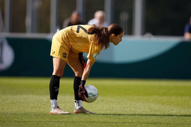 Soccer I Women s I 2026–2027 Season I DFB Cup I FC Schalke 04 vs. SGS Essen I September 27, 2026 Julia Kassen 32, SGS Essen rolls the ball forward; cutout, close-up, portrait, single photo, single image, body; Gelsenkirchen, Parkstadion, North Rhine-Westphalia, Germany Copyright: xLobeca CedricxSiefkerx