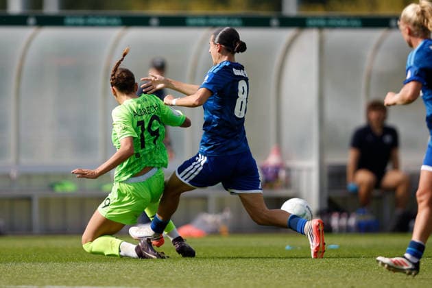 Soccer I Women s I 2026–2027 Season I DFB Cup I FC Schalke 04 vs. SGS Essen I September 27, 2026 Selina Albrecht (19), SGS Essen, in a tackle with Dana Salic (8), FC Schalke 04, Gelsenkirchen, Parkstadion, North Rhine-Westphalia, Germany Copyright: xLobeca CedricxSiefkerx