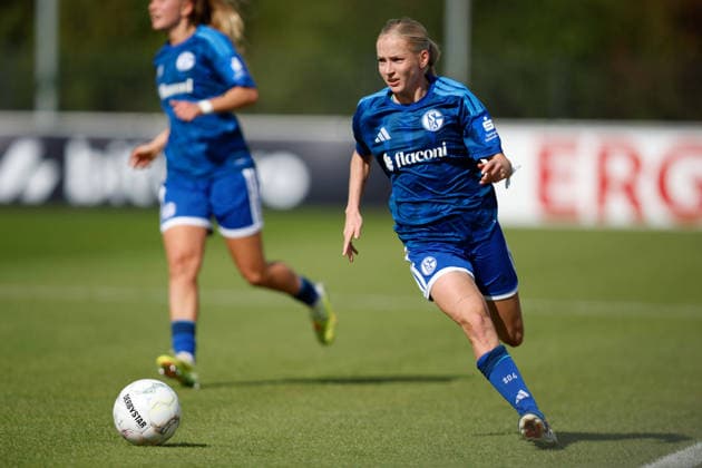 Soccer I Women s I 2026–2027 Season I DFB Cup I FC Schalke 04 vs. SGS Essen I September 27, 2026 Nathalie Bollmann 2, FC Schalke 04 on the attack and dribbling; cutout, close-up, portrait, single photo, single image, body; Gelsenkirchen Parkstadion, North Rhine-Westphalia, Germany Copyright: xLobeca CedricxSiefkerx