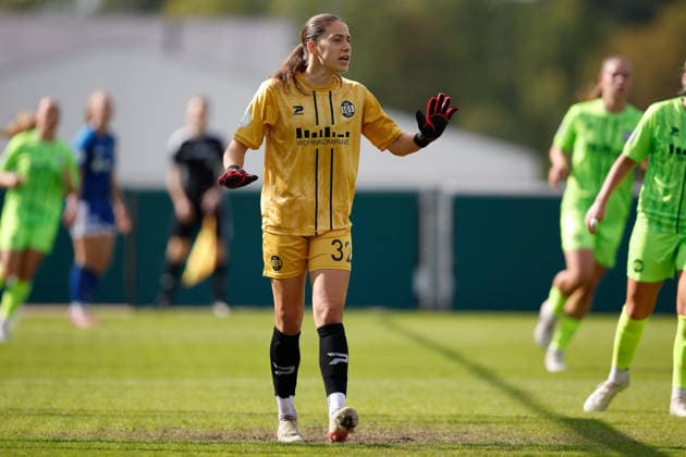 Soccer I Women s I 2026–2027 Season I DFB Cup I FC Schalke 04 vs. SGS Essen I September 27, 2026 Julia Kassen 32, SGS Essen reassures her teammates Gelsenkirchen Parkstadion North Rhine-Westphalia Germany Copyright: xLobeca CedricxSiefkerx