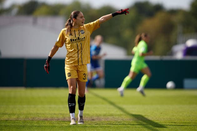 Soccer I Women s I 2026–2027 Season I DFB Cup I FC Schalke 04 vs. SGS Essen I September 27, 2026 Julia Kassen 32, SGS Essen gives instructions to her teammates; cropped shot, close-up, portrait, single photo, single image, body; Gelsenkirchen Parkstadion; North Rhine-Westphalia; Germany Copyright: xLobeca CedricxSiefkerx