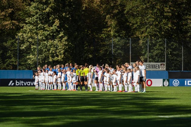 September 27, 2026, xjyhynx, Women s DFB Cup First Round, Karlsruher SC vs. Eintracht Frankfurt, from left: The teams warm up in Karlsruhe