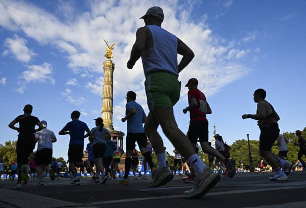 2026 Berlin Marathon BERLIN, GERMANY - SEPTEMBER 27: Athletes race through the city during the 2026 Berlin Marathon, where thousands of runners from around the world competed over a 42.195-kilometer course passing iconic landmarks in Berlin, Germany on September 27, 2026. Halil Sagirkaya Anadolu Berlin Germany. Editorial use only. Please get in touch for any other usage.  Copyright: x2026xAnadoluxHalilxSagirkayax